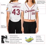 Beschnittenes Baseballtrikot für Damen mit V-Ausschnitt, Weiß, Karminrot und Grau Beschnittenes Baseballtrikot für Damen mit V-Ausschnitt, Weiß, Karminrot und Grau
